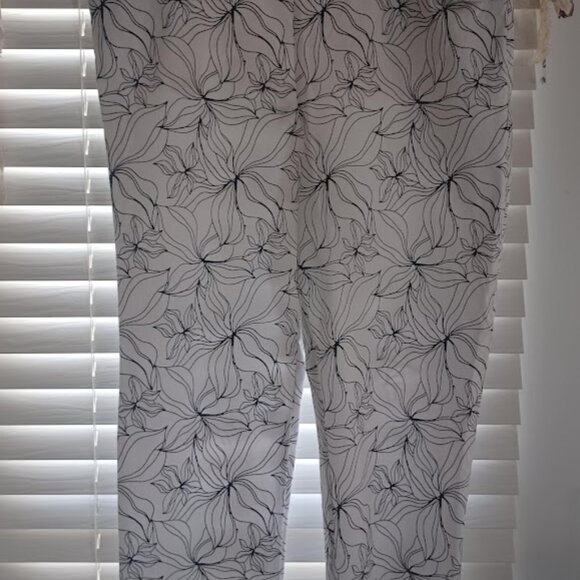 Chico’s Perfect Stretch Ankle Pants Sz 12/14 Floral Black White Pull On Stretch - Picture 7 of 9